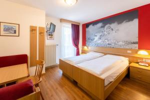 Postel nebo postele na pokoji v ubytování Berg Hotel Latemar Spitze