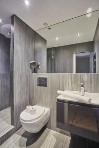 Kúpeľňa v ubytovaní Residence Center of Paris le Marais by Studio prestige