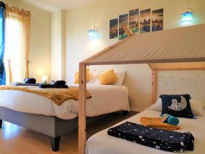 una camera con 2 letti e un letto a castello di Cintray Parc Résidence a Breteuil-sur-Iton