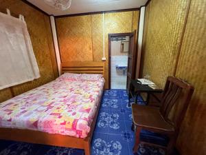 - une chambre avec un lit, un bureau et une chaise dans l'établissement Wish Bungalow, à Koh Samui 
