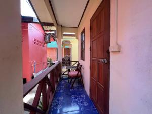 un couloir avec une porte, une table et des chaises dans l'établissement Wish Bungalow, à Koh Samui 