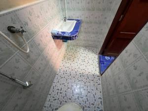 La salle de bains est pourvue d'un lavabo et de carrelage bleu et blanc. dans l'établissement Wish Bungalow, à Koh Samui 