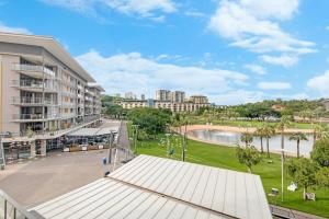 Blick auf ein Gebäude und einen Park in der Unterkunft 'Lady of the Lagoon' Spacious Waterfront Luxury in Darwin