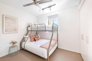 ein Schlafzimmer mit einem Etagenbett und einem Fenster in der Unterkunft 'Lady of the Lagoon' Spacious Waterfront Luxury in Darwin