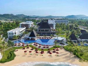 z góry widok na ośrodek z basenem i plażą w obiekcie Pullman Lombok Merujani Mandalika Beach Resort w Kuta Lombok