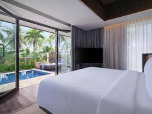 Televiisor ja/või meelelahutuskeskus majutusasutuses Pullman Lombok Merujani Mandalika Beach Resort