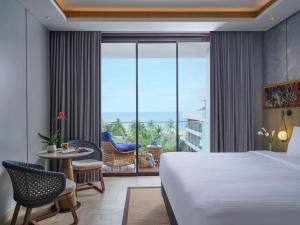 Voodi või voodid majutusasutuse Pullman Lombok Merujani Mandalika Beach Resort toas