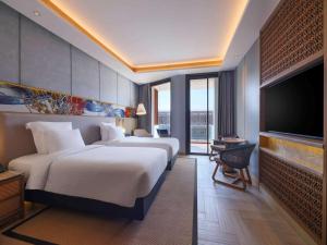 Voodi või voodid majutusasutuse Pullman Lombok Merujani Mandalika Beach Resort toas
