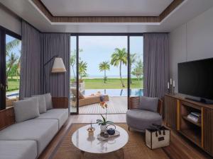 Televiisor ja/või meelelahutuskeskus majutusasutuses Pullman Lombok Merujani Mandalika Beach Resort
