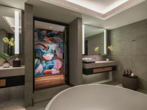 Vannituba majutusasutuses Pullman Lombok Merujani Mandalika Beach Resort