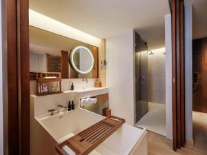 Vannituba majutusasutuses Pullman Lombok Merujani Mandalika Beach Resort