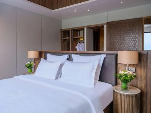 Voodi või voodid majutusasutuse Pullman Lombok Merujani Mandalika Beach Resort toas