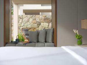 Voodi või voodid majutusasutuse Pullman Lombok Merujani Mandalika Beach Resort toas