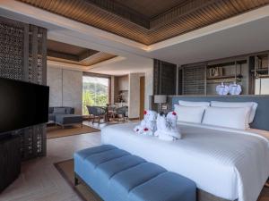 Voodi või voodid majutusasutuse Pullman Lombok Merujani Mandalika Beach Resort toas