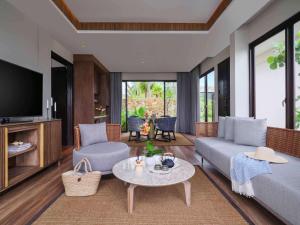 Televiisor ja/või meelelahutuskeskus majutusasutuses Pullman Lombok Merujani Mandalika Beach Resort