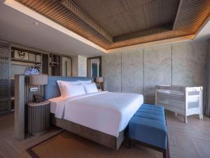 Voodi või voodid majutusasutuse Pullman Lombok Merujani Mandalika Beach Resort toas