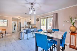 uma cozinha e sala de jantar com uma mesa e cadeiras azuis em Metro Atlanta Vacation Home Rental with Deck em Hiram