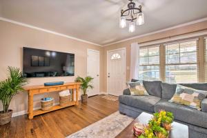 uma sala de estar com um sofá e uma televisão em Metro Atlanta Vacation Home Rental with Deck em Hiram