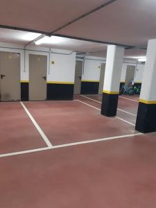 a room with a tennis court with white and black columns at Vistas a la ría de Muros Noia en Portosín in Portosin