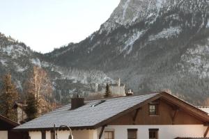 una casa con una montaña en el fondo en Astara - Dein Traum-Ferienhaus in Schwangau en Schwangau