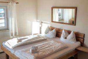 1 dormitorio con 2 camas y espejo en la pared en Astara - Dein Traum-Ferienhaus in Schwangau en Schwangau