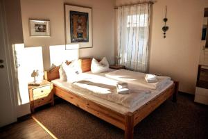 - une chambre avec un grand lit en bois et une fenêtre dans l'établissement Astara - Dein Traum-Ferienhaus in Schwangau, à Schwangau