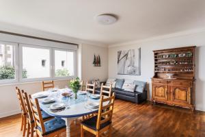 Posedenie v ubytovaní Le Tangon - Maison de 150m2 face à la mer
