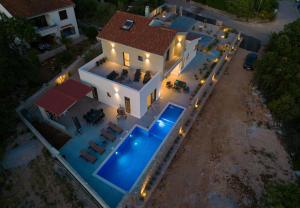 an overhead view of a house with a swimming pool at Vila Tramonto in Pinezici