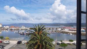 vistas a un puerto con barcos en el puerto deportivo en Vistas a la ría de Muros Noia en Portosín, en Portosín