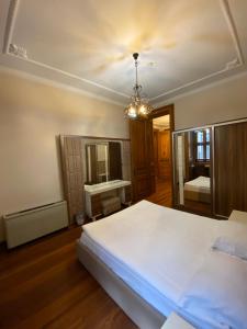 - une chambre avec un lit blanc et un miroir dans l'établissement Aslan Residence, à Istanbul