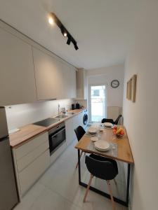 - une cuisine avec une table et des chaises dans la chambre dans l'établissement S15 Studio Apartment FREE PARKING, à Zagreb