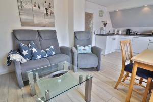 a living room with a couch and a table at Kiek rin bi Kati - Ferienwohnung 2 in Langeoog