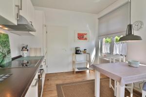 una cucina e una sala da pranzo con tavolo di Killewipps EG a Langeoog