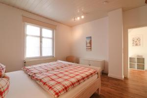 una camera con letto e finestra di Killewipps EG a Langeoog