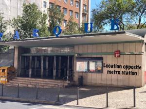 Laniakea Suites في لشبونة: مبنى فيه لافته مكتوب محطة مترو منوعه