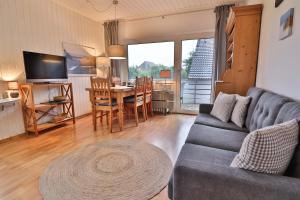 - un salon avec un canapé et une table dans l'établissement Salini, à Langeoog