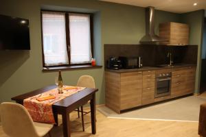 a kitchen with a table with chairs and a microwave at Gîte des Potiers in Epfig
