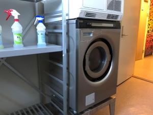 uma máquina de lavar e secar roupa numa lavandaria em Sund sommerhotell, Inderøy em Straumen