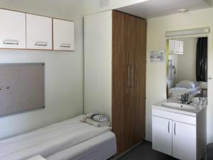 Postel nebo postele na pokoji v ubytování Sund sommerhotell, Inderøy