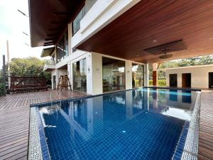 a swimming pool in the middle of a building at Damnoen Care Resort in Damnoen Saduak