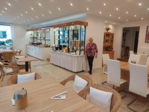 Gästehaus u Ferienwohnungen Veronika incl Frühstücksbuffet und KönigsCard mit 200 kostenlosen Attraktionen的酒水