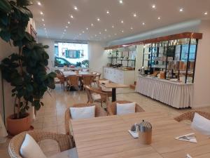 翁特拉梅尔高Gästehaus u Ferienwohnungen Veronika incl Frühstücksbuffet und KönigsCard mit 200 kostenlosen Attraktionen的有桌椅和柜台的餐厅 更多37张照片