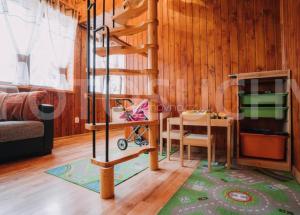 ein Wohnzimmer mit einer Wendeltreppe und einem Tisch in der Unterkunft Chata Franka in Donovaly