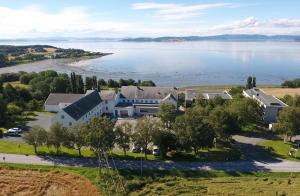 z góry widok na dom nad jeziorem w obiekcie Sund sommerhotell, Inderøy w mieście Straumen