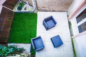 Vue de tête de deux sièges bleus dans une cour dans l'établissement Le Loft • Spacieux • Fibre • Cour extérieure, à Déols