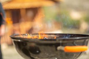 una parrilla de barbacoa con una zanahoria. en Aldea Los Odres - Cabañas de Madera de 1ª con Piscina Privada y BBQ en la puerta, en Moratalla 28 fotos más