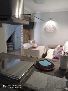 Una sala de estar con un sofá y una cocina. en Apartamento Solis, en Chipiona