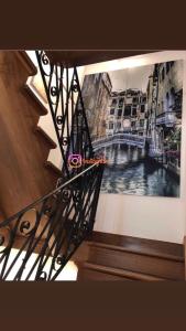 una vista de una imagen de un puente sobre una pared en SALAMON GUEST HOUSE, en Venecia