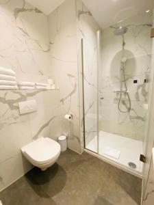 uma casa de banho com um WC e um chuveiro em Hotel Marc Aurel - Newly refurbished em Viena