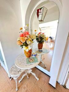 dois vasos com flores numa mesa num corredor em Viva Riviera Large 1 Bedroom with Sunny Terrace em Cannes